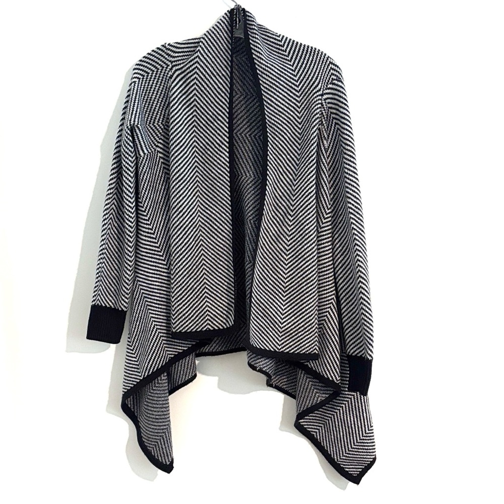 LOFT Women’s Size M Gorgeous Cardigan Black and White Chevron Sweater‎